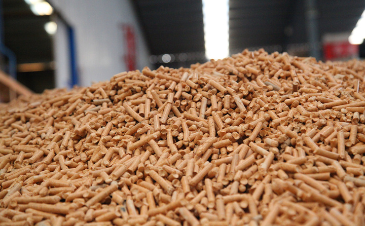 生物质燃料颗；；；；Ψ⒌绻ひ，，，加工秸秆、木屑、树枝、修建模板，，，提供生物质颗粒燃料，，，一直提供生物质能源，，，为我们更好的生涯创立价值