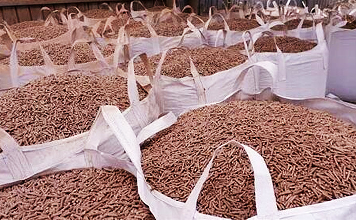 生物质颗；；；庸さ目帕Ｈ剂希，，，，一袋袋整齐的摆放在锅炉旁。。。。。。。。