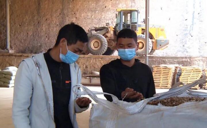 为有用榨取露天燃烧秸秆和有用提高农作物秸秆综合使用，，，，，，双龙营镇多措并举，，，，，，起劲指导群众秸秆还田、秸秆饲料化、生物质颗；；；；；崭讶剂匣褂，，，，，，从源头治理露天燃烧秸秆征象。。。。。