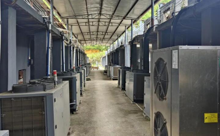 智能化烘烤和以前老式的烤房纷歧样，，，，，它是使用内里温度和湿度传感器传到主控仪，，，，，主控仪再来感知它的温度和湿度，，，，，进而控制燃烧机火力的巨细和排湿的巨细来调制烘烤烟叶，，，，，以是越发精准，，，，，越发迅速，，，，，并且烘烤的烟叶质量也要好得多。。。。。。。