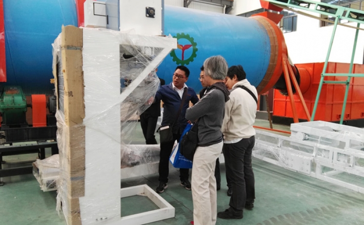 泰国客户来我公司考察锯末颗；；；